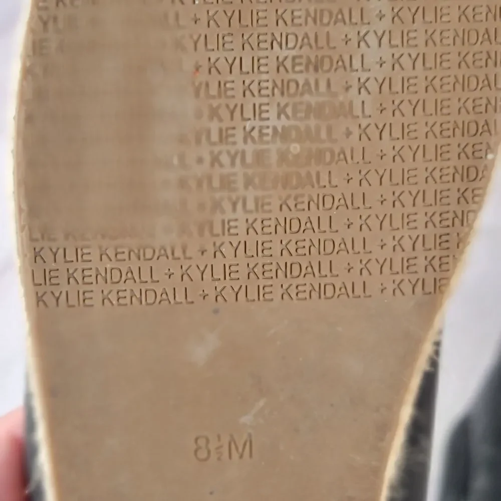 Kendall & Kylie sneaker style